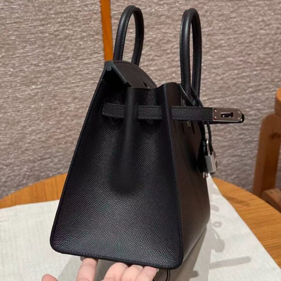 Classic Hermes Bag: A Stylish and Versatile Choice for Elegance - Picture 3 of 6